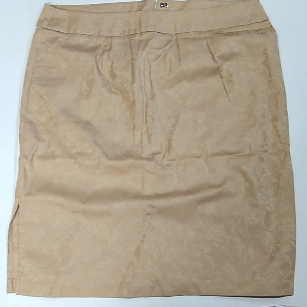 Worthington beige on beige floral skirt